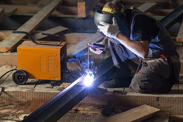 Os cortadores de plasma a ar com inversor DC oferecem potência e portabilidade